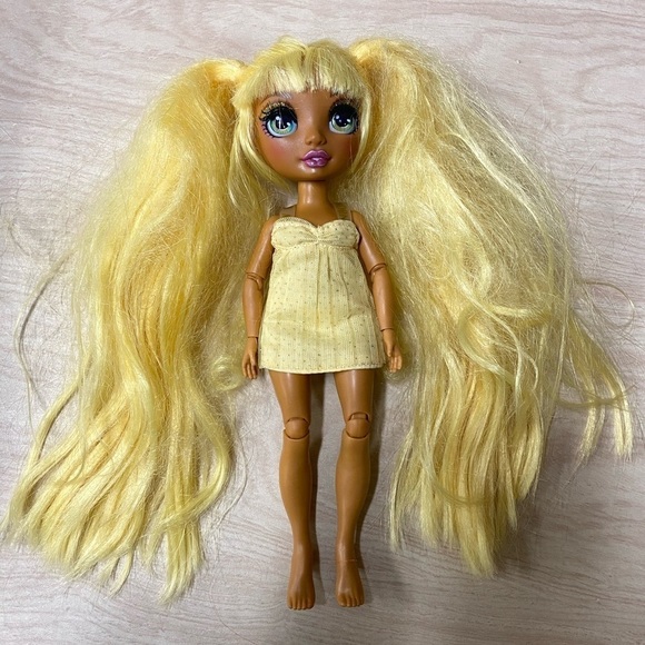 Rainbow High Sunny Madison Yellow Doll Hair Articulated Big Eyes - Picture 1 of 7